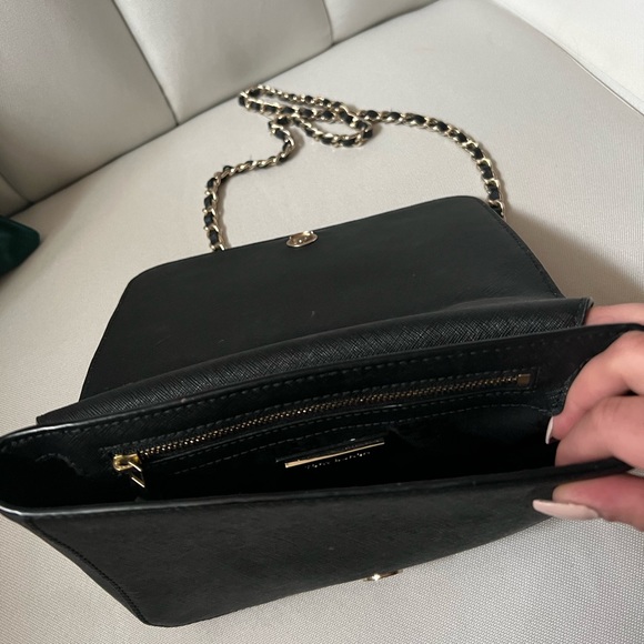 Black Tory Burch shoulder bag with black and gold chain strap front closure - Picture 4 of 4